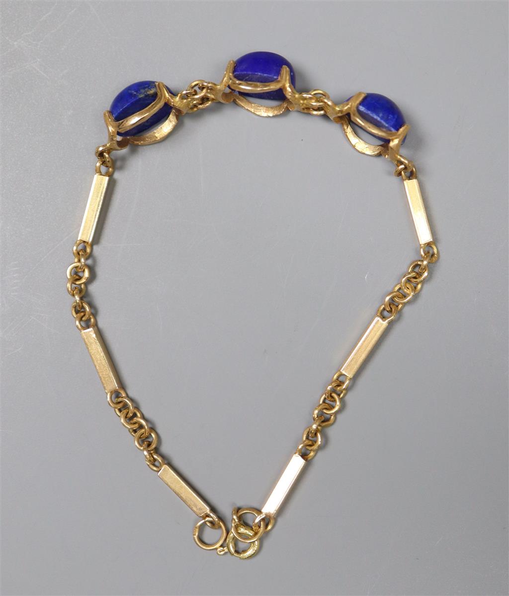 A modern 750 yellow metal and three stone cabochon lapis lazuli set ring and bar link bracelet, 19cm, gross 9.5 grams.